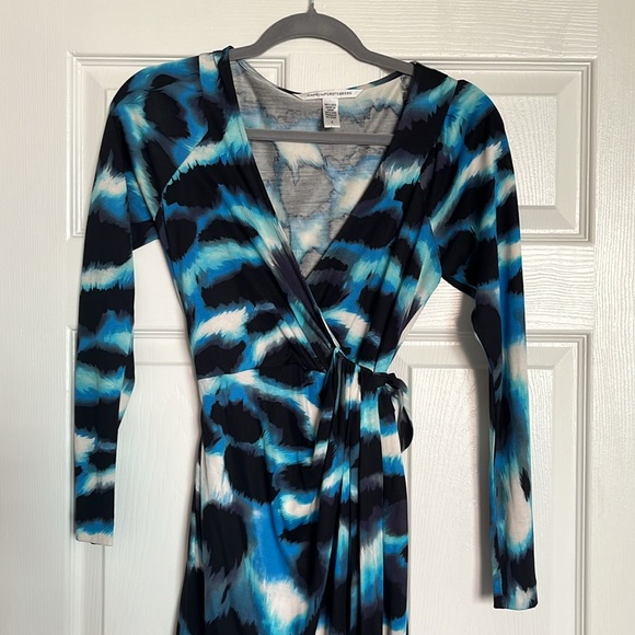 Diane Von Furstenberg Blue Printed Silk Wrap Begona Dress - Picture 3 of 11